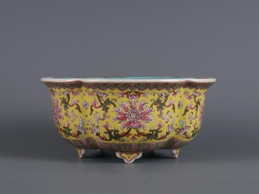 QIANLONG YEAR OF THE QING DYNASTY YELLOW GROUND FAMILLE ROSE FLOWERS FLOWER POT