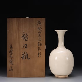 TANG XING KILN WHITE GLAZE LONG NECK PLATE MOUTH VASE