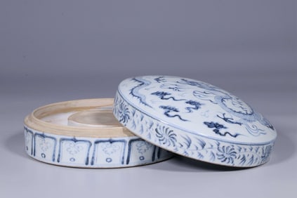 YUAN BLUE AND WHITE DRAGON-PATTERNED LIDDED BOX
