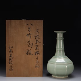 SONG LONGQUAN KILN PLUM GREEN GLAZE EIGHT-SIDED BAMBOO VASE