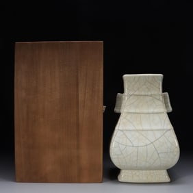 SOUTHERN SONG DYNASTY OFFICIAL KILN MOON WHITE GLAZE STRING PATTERN PIERCED EAR BOTTLE