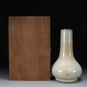SONG DYNASTY OFFICIAL KILN GREEN GLAZE GALLBLADDER-SHAPED BOTTLE