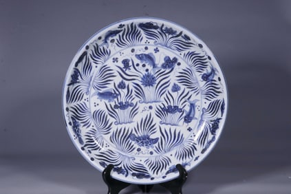 YUAN BLUE AND WHITE LARGE PLATE WITH FISH AND ALGAE PATTERN