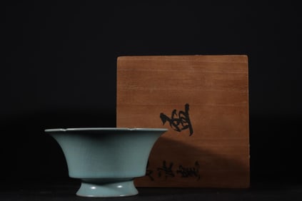 THE SONG DYNASTY RU KILN DAY GREEN GLAZE FLOWER MOUTH CUP