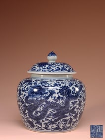 QING QIANLONG PERIOD BLUE AND WHITE FLOWER DRAGON PATTERN TEA CAN