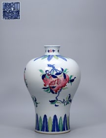 MADE IN THE QIANLONG PERIOD OF THE QING DYNASTY BLUE AND WHITE DOUCAI THREE-FRUIT PLUM VASE