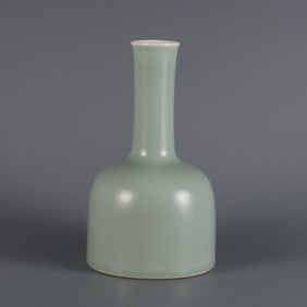 QING QIANLONG YEAR BEAN GREEN GLAZE VASE