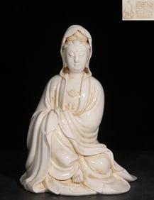 QING. "DEHUA, HE CHAOZONG" EXQUISITE LARD WHITE DEHUA WHITE PORCELAIN GUANYIN STATUE ORNAMENT