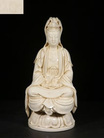 QING "DEHUA. HE CHAOZONG" LARD WHITE DEHUA WHITE PORCELAIN GUANYIN STATUE ORNAMENT