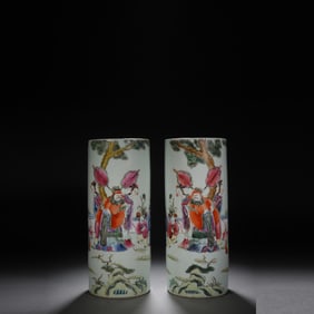 QING DYNASTY, A PAIR OF FAMILLE ROSE HEAVENLY OFFICIAL BLESSING HAT BOXES
