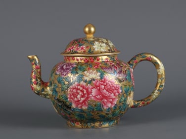 QING QIANLONG YEAR GOLD ENAMEL BUTTERFLY LOVE PATTERN TEAPOT