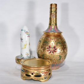 QING YONGZHENG GOLD DI ENAMEL WRAPPED BRANCHES FLOWER PATTERN TURNING BOTTLE