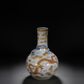 QING DYNASTY YELLOW GLAZE ALUM RED DRAGON PATTERN CELESTIAL GLOBE VASE