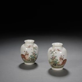 QING DYNASTY A PAIR OF FAMILLE ROSE VASES WITH OCTOGENARIAN PATTERNS