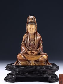 QING DYNASTY. LIN YUANZHU-MARKED SHOUSHAN FURONG STONE SCULPTURE OF GUANYIN SEATED