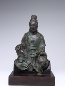 MING DYNASTY YONGLE AND XUANDE STYLE BRONZE STATUE OF GUANYIN SITTING