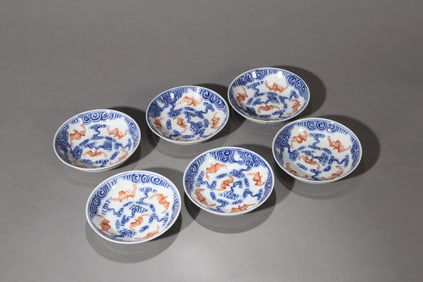 A GROUP OF SIX BLUE AND WHITE IRON-RED BAT DISH
