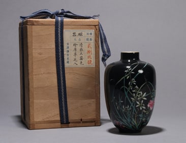 A BLACK-GROUND FAMILLE-ROSE FLORAL VASE
