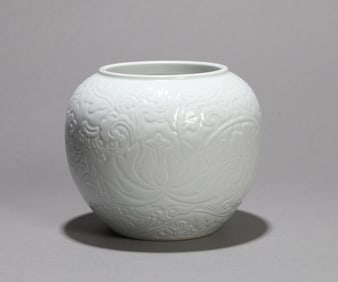 A WHITE-GLAZED FLORAL WASHER