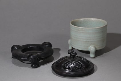 A RU YAO TRIPOD INCENSE BURNER