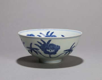 A BLUE AND WHITE FLORAL BOWL