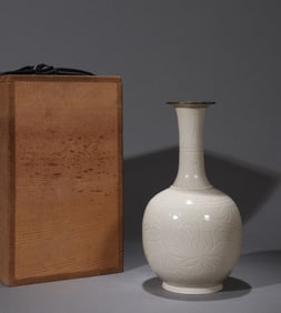 A WUCAI FLORAL VASE