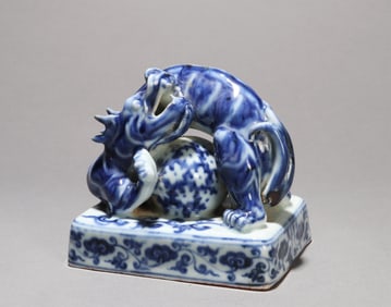 A BLUE AND WHITE DRAGON SEAL