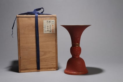 A PORCELAIN FLORAL VASE