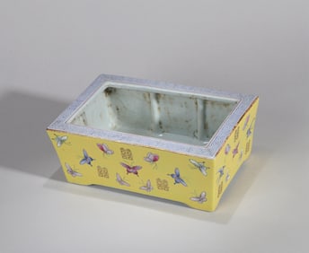 A YELLOW-GROUND FAMILLE-ROSE BUTTERFLY NARCISSUS TRAY