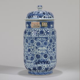 A BLUE AND WHITE FLORAL JAR