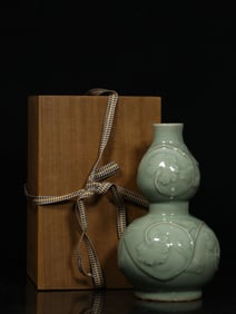 QING. LONGQUAN KILN POWDER GREEN GLAZE WINDING FLOWER PATTERN GOURD BOTTLE