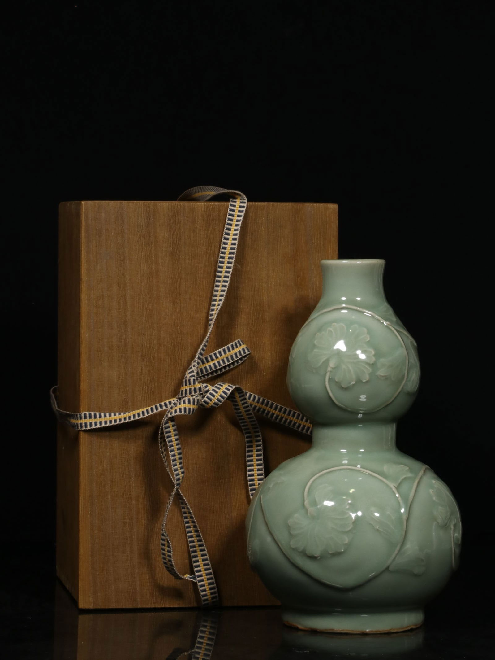 QING. LONGQUAN KILN POWDER GREEN GLAZE WINDING FLOWER PATTERN GOURD BOTTLE