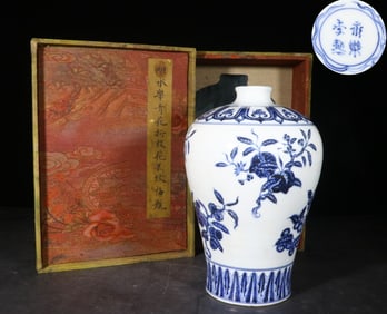 YONGLE YEAR HAND-PAINTED BLUE AND WHITE LEAF LOTUS PETAL THREE-MULTIPLE PATTERN PLUM VASE BANANA