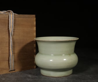 QING DYNASTY POWDER GREEN GLAZE LONGQUAN KILN SLAG BUCKET