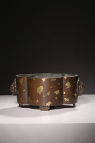 MADE IN XUANDE PERIOD OF THE MING DYNASTY COPPER GILT-SPRINKLED BEGONIA CENSER WITH CHICKEN EARS
