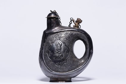 QING DYNASTY SILVER ENGRAVED LADY PLAYING THE FLUTE STIRRUP POT