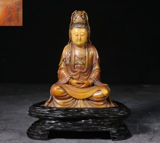 LIN YUANZHU SHOUSHAN FURONG STONE HAND-CARVED GUANYIN STATUE ORNAMENT