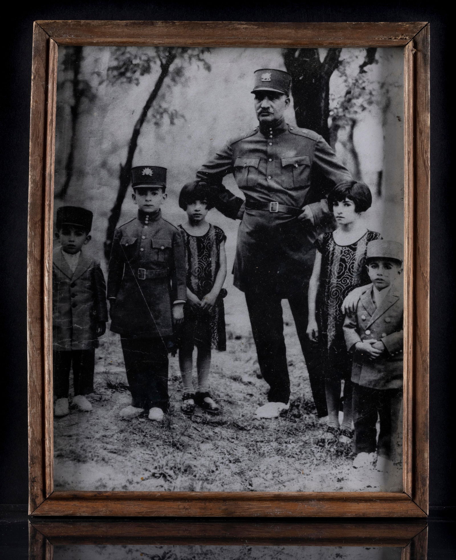 MOHAMMAD REZA PAHLAVI FAMILY PHOTO: 伊朗国王全家照 Mohammad Reza Pahlavi family photo Length: 13 3/4 in (34.9 cm) Width: 11 in (27.9 cm)