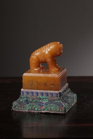 QING DYNASTY SHOUSHAN STONE TIANHUANG ANIMAL BUTTON SEAL