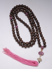 A STRING OF 108 BUDDHAS DECORATED WITH TOURMALINE IN AGARWOOD