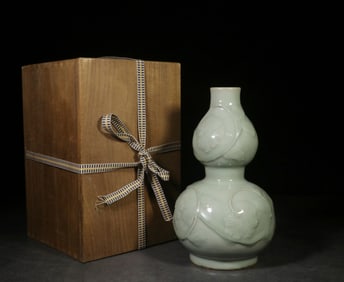QING. LONGQUAN KILN POWDER GREEN GLAZE FLOWER PATTERN GOURD BOTTLE