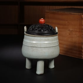 GREEN-GLAZED THREE-LEGGED DOUBLE-EARED INCENSE BURNER