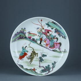QING DYNASTY FAMILLE ROSE PLATE WITH FIGURATIVE STORY PATTERNS