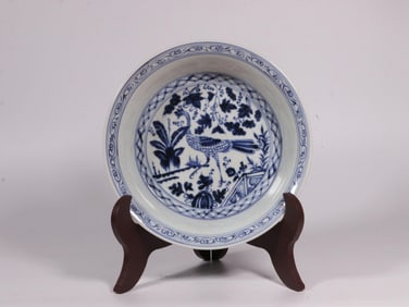 DA MING XUANDE PERIOD BLUE AND WHITE FLOWER AND BIRD FOLDED RIM BOWL