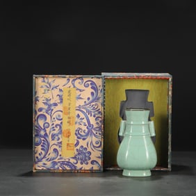SOUTHERN SONG DYNASTY OFFICIAL KILN GREEN GLAZE SILVER MOUTH EIGHT-SIDED PIERCED EAR BOTTLE
