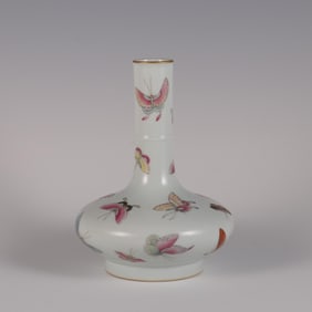 QING QIANLONG POWDER COLOR BUTTERFLY PATTERN BOTTLE