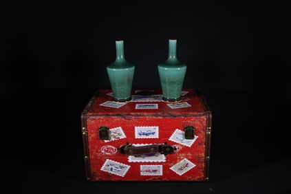 QING DYNASTY KANGXI LANG KILN GREEN PAPER LANTERN VASE PAIR