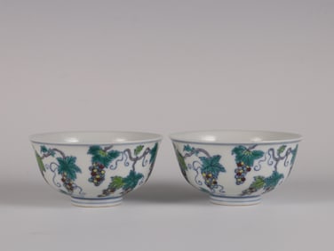 A PAIR OF CUPS WITH COLORFUL GRAPE PATTERN IN THE QING DYNASTY