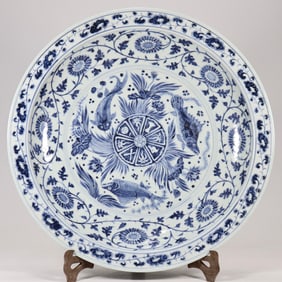 BLUE AND WHITE FISH ALGAE PATTERN FOLDED EDGE PLATE OF THE MING HONGWU PERIOD
