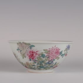 QING QIANLONG PALACE BOWL WITH OVER-THE-WALL CHRYSANTHEMUM PATTERN IN POWDER COLOR